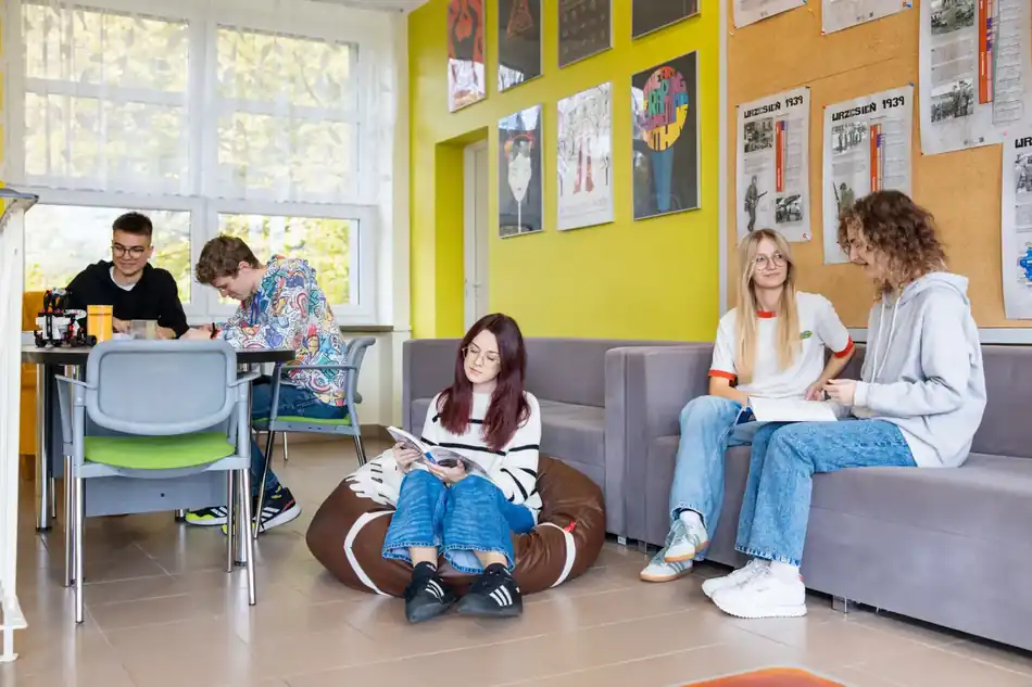 Uczniowie ALO Rzeszów w strefie relaksu w czasie przerwy