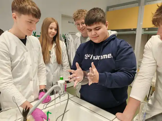 Zajęcia laboratoryjne w Kielnarowej — zdjęcie 1