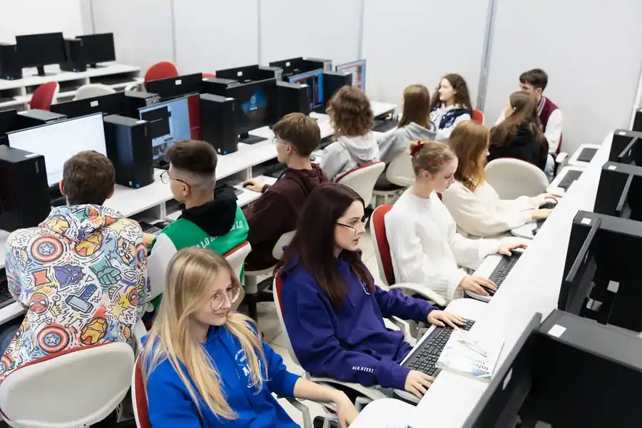 Uczniowie klasy informatyczno-matematycznej w pracowni komputerowej