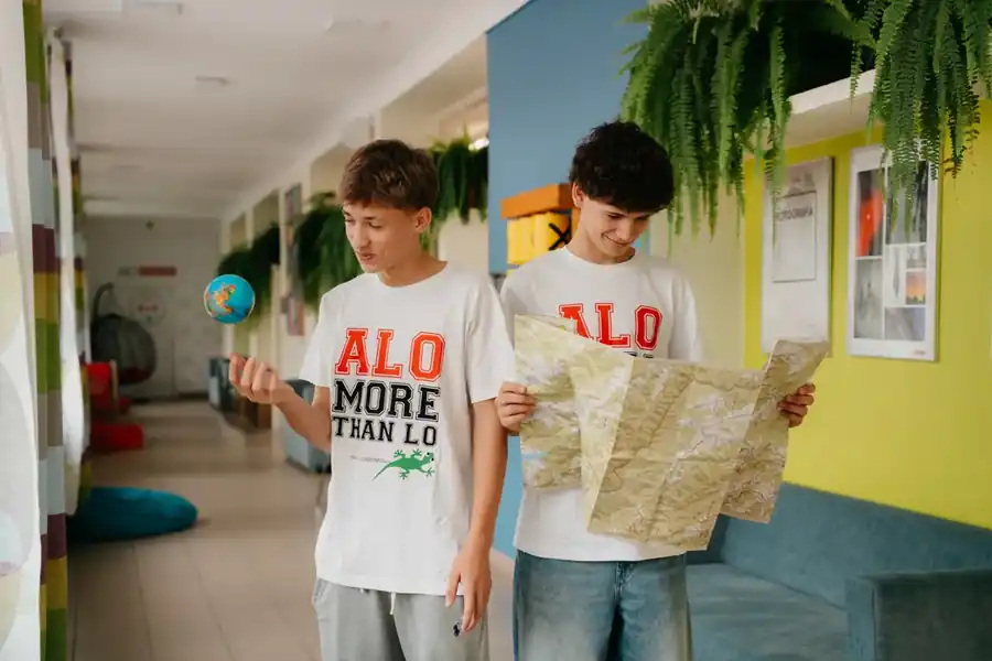 Uczniowie profilu matematyczno-geograficznego z globusem i mapą