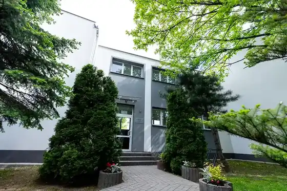 Wejście do budynku szkoły przy ulicy Kopaczewskiego