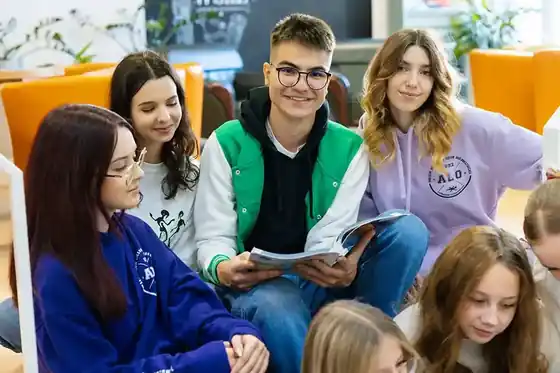 Uczniowie w holu szkoły