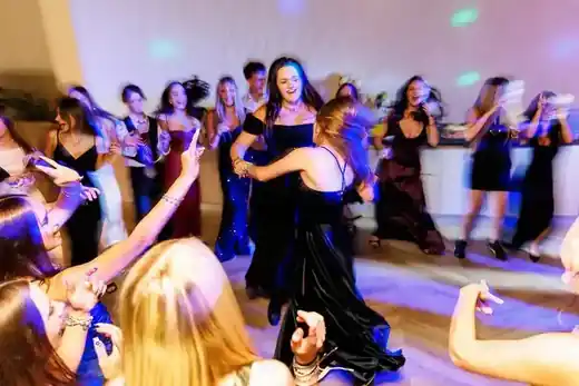 Uczennice tańczące na balu półmetkowym
