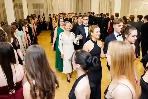 Uczniowie podczas balu półmetkowego w sali
