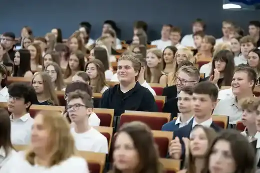 Uczniowie w auli szkolnej
