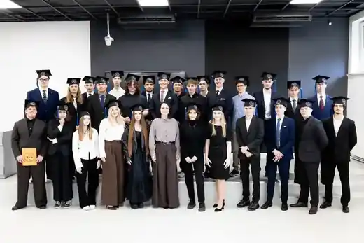 Grupa uczniów podczas uroczystości szkolnej
