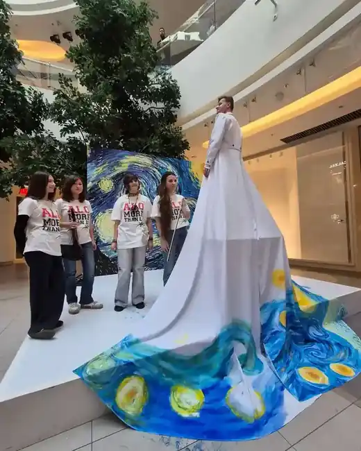 Artystyczna instalacja z białą suknią