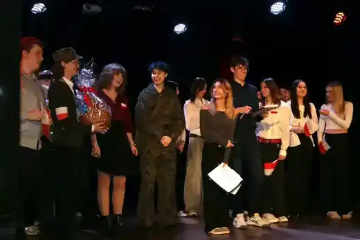 Zespół teatralny na scenie