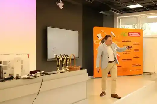 Uczniowie podczas warsztatów w sali